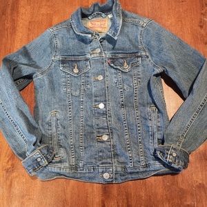 Medium wash Levi Jean jacket women size S. Not oversized